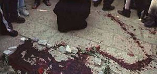 آثار دماء على أرضية ساحات المسجد الأقصى لأحد شهداء مذبحة الأقصى الأولى 1990م أو الثانية 1996م