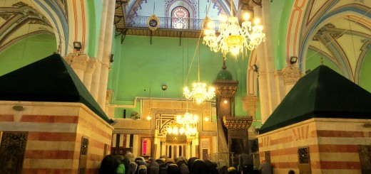 مصلون داخل القاعة الرئيسية في المسجد الإبراهيمي في الخليل في يناير 2014