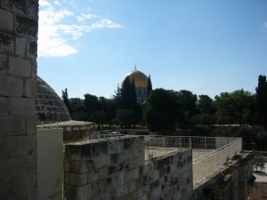 قبة الصخرة من جهة قبة من بين قباب بابي الرحمة والتوبة في السور الشرقي للمسجد الأقصى