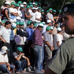 حشد من المرابطين يحاولون دخول المسجد الأقصى في أحد أيم الحشد والرباط والنفير إلى المسجد المبارك بعد شروع الاحتلال بجريمة هدم باب المغاربة عام 2007م