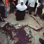 آثار دماء على أرضية ساحات المسجد الأقصى لأحد شهداء مذبحة الأقصى الأولى 1990م أو الثانية 1996م