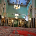 داخل المصلى الرئيسي (القاعة الإسحاقية) في المسجد الإبراهيمي ويبدو فيها دكة المؤذنين في المؤخرة الشمالية للمصلى