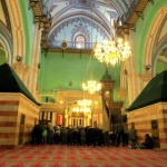 مصلون داخل القاعة الرئيسية في المسجد الإبراهيمي في الخليل في يناير 2014